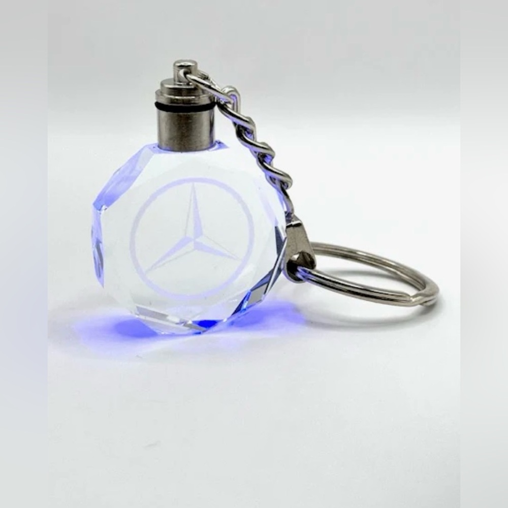 Multicolor LED Car Keychain - Picture 8 of 9
